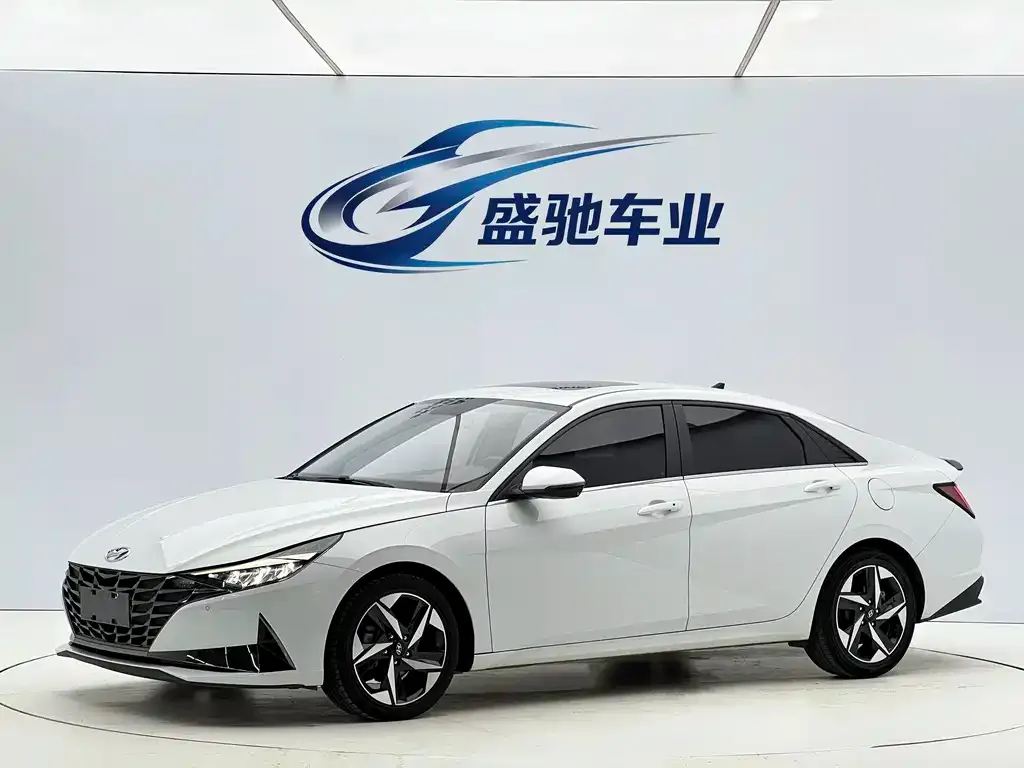 Hyundai Elantra — фото 1