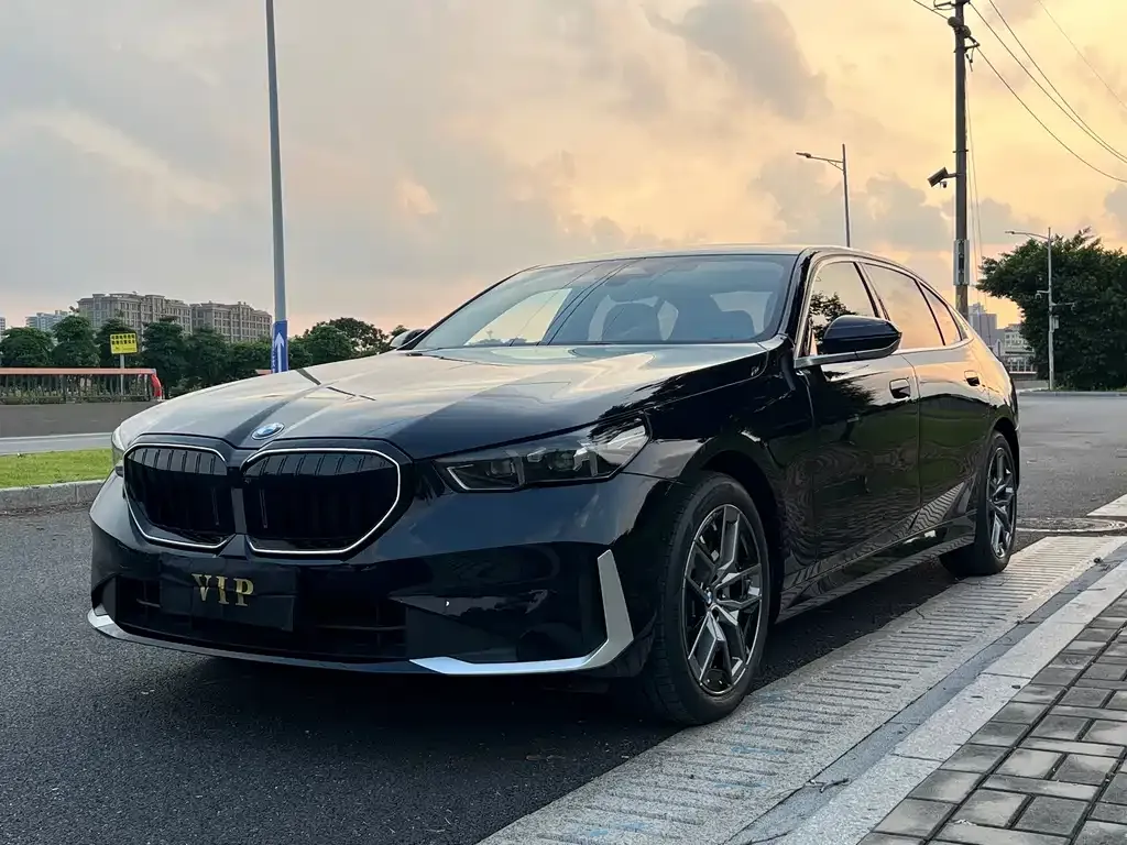 BMW 5 Series — фото 1