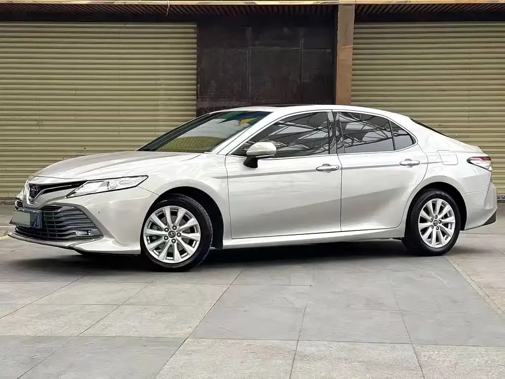 Toyota Camry — фото 3