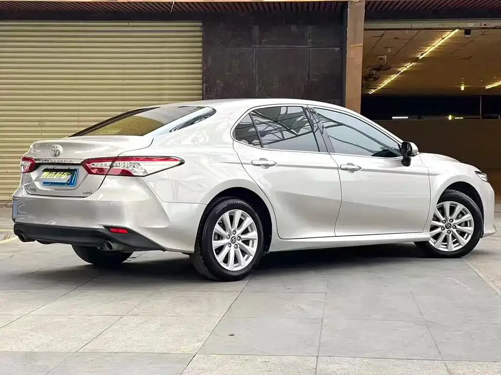 Toyota Camry — фото 4