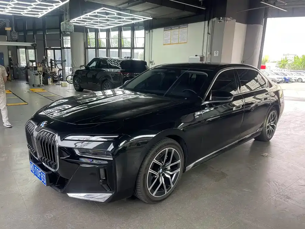 BMW 7 Series — фото 1