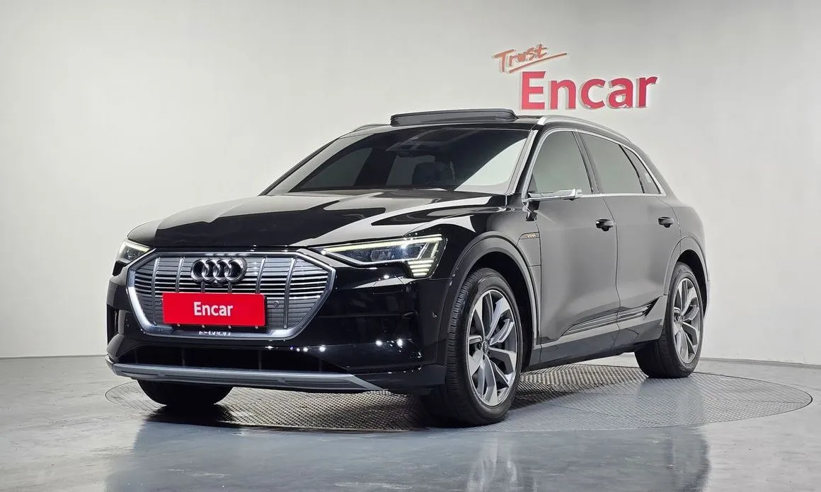 Audi e-tron — фото 1