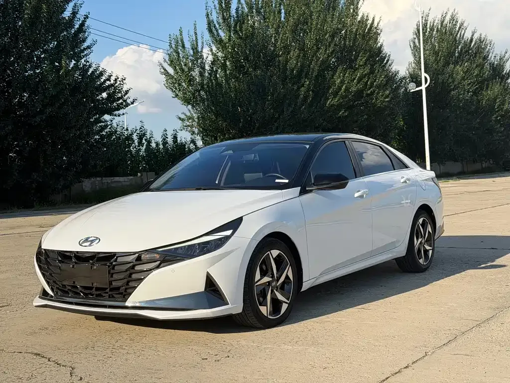 Hyundai Elantra — фото 1