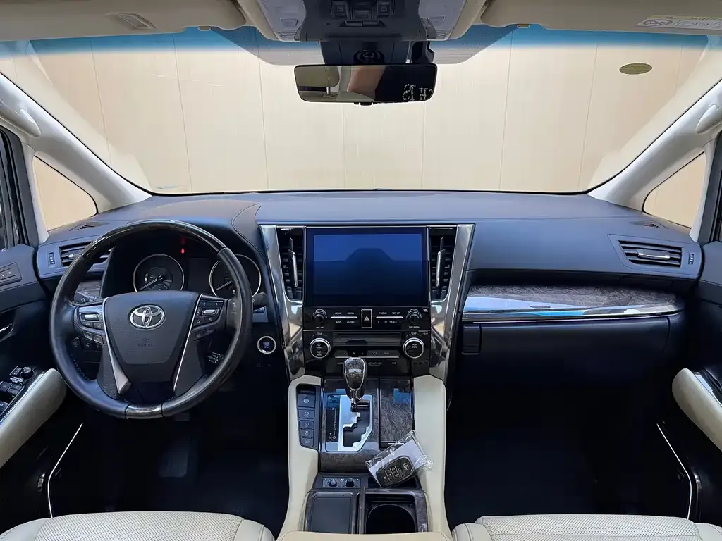 Toyota Alphard — фото 3