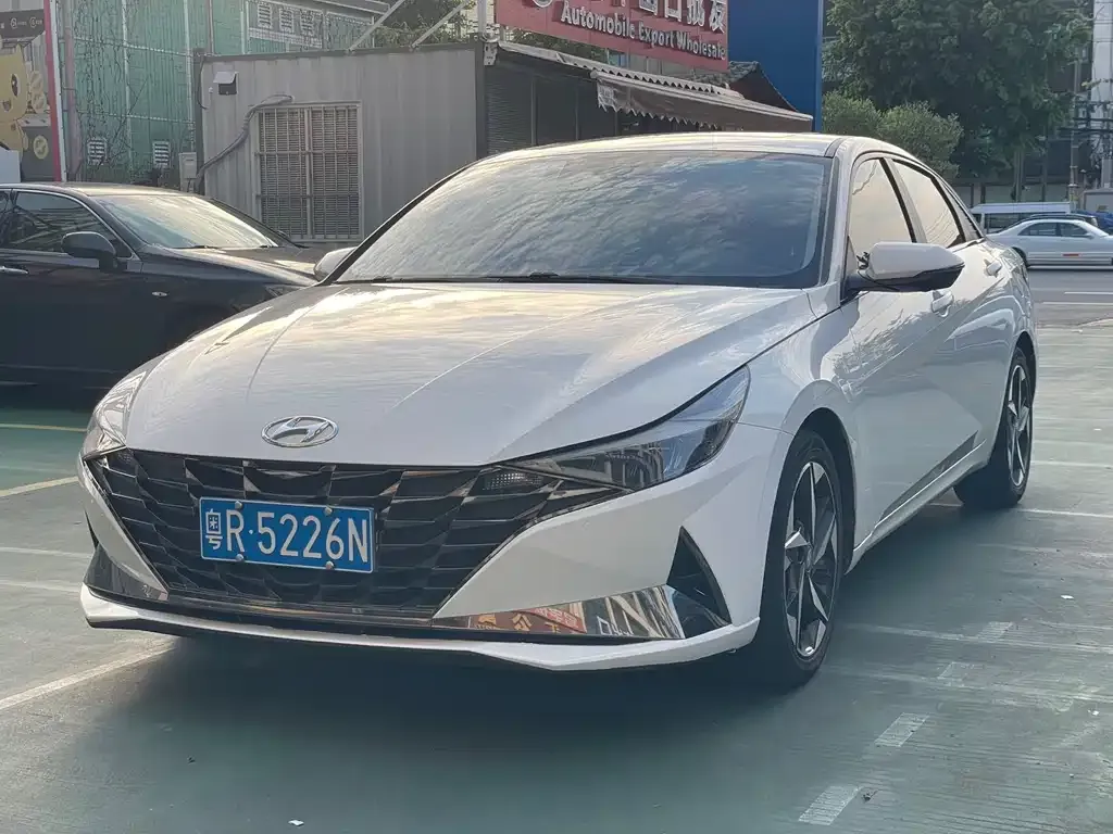 Hyundai Elantra — фото 1
