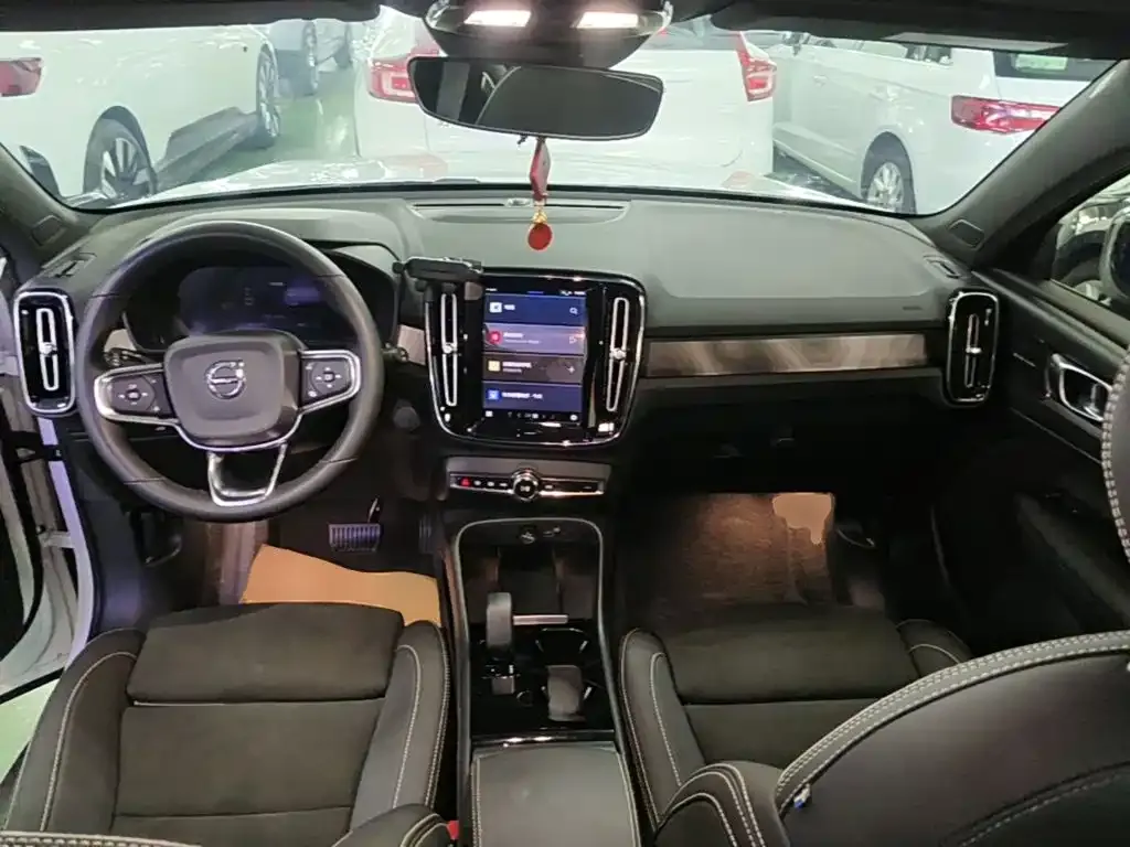 Volvo XC40 NEV — фото 9