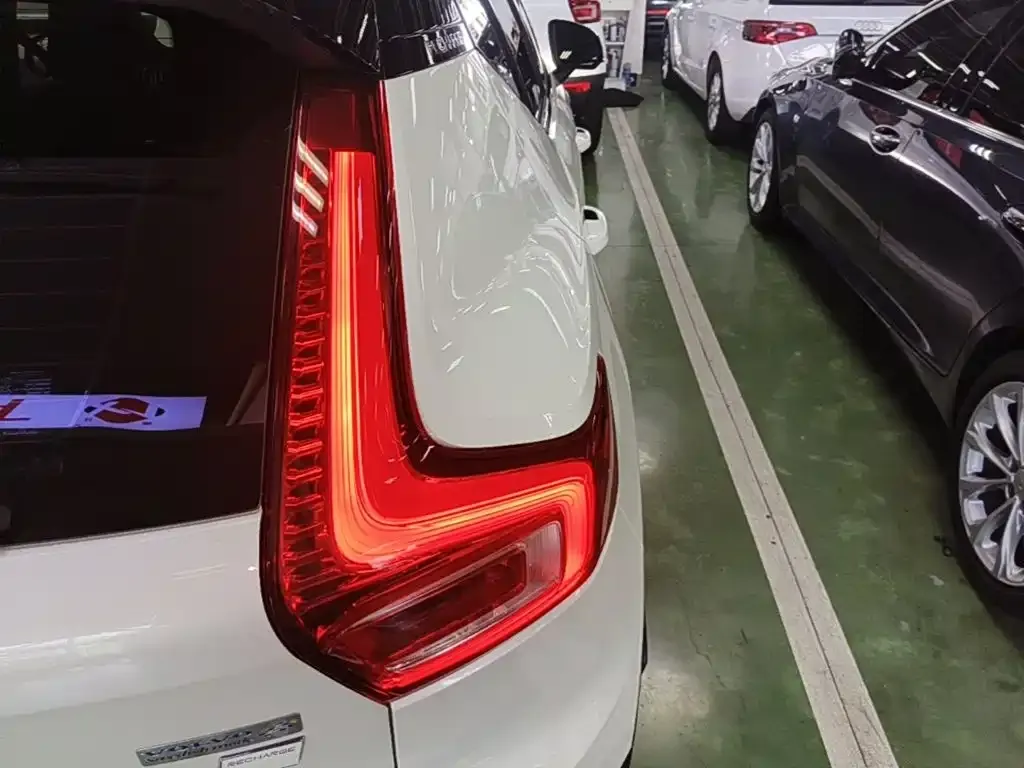 Volvo XC40 NEV — фото 8