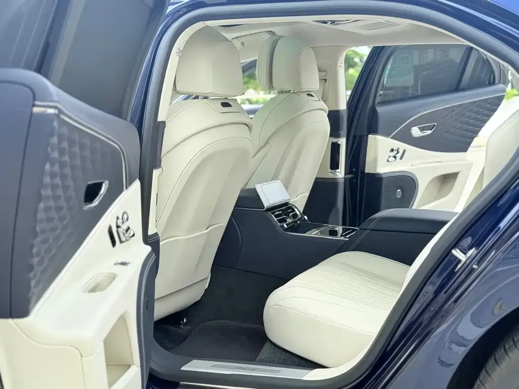 Bentley Flying Spur — фото 3