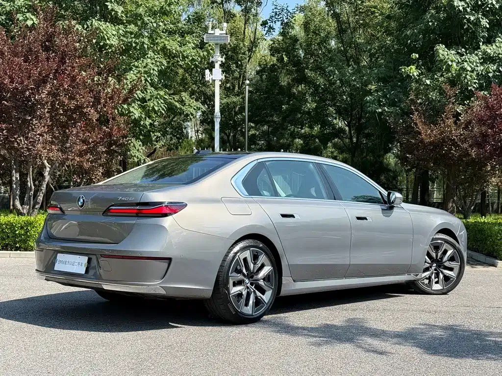 BMW 7 Series — фото 10