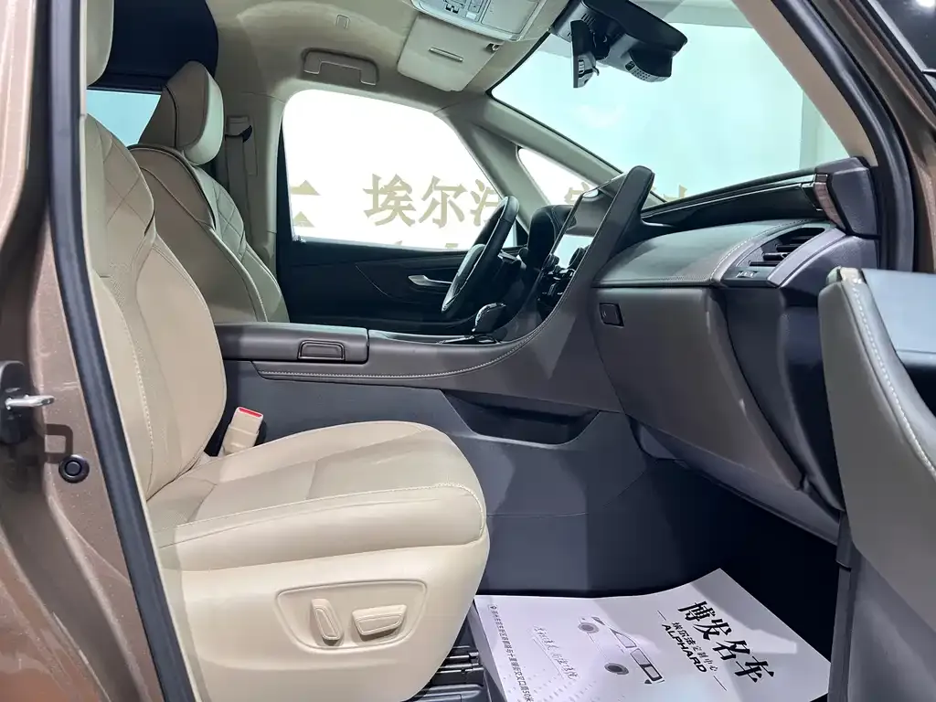 Toyota Alphard — фото 10