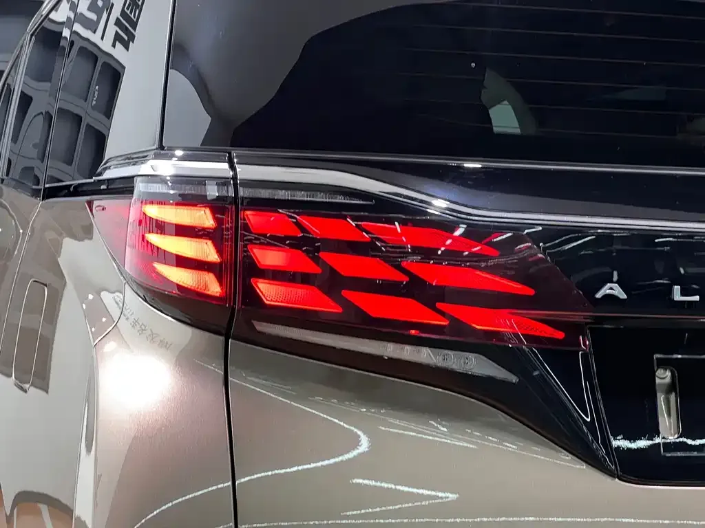Toyota Alphard — фото 5