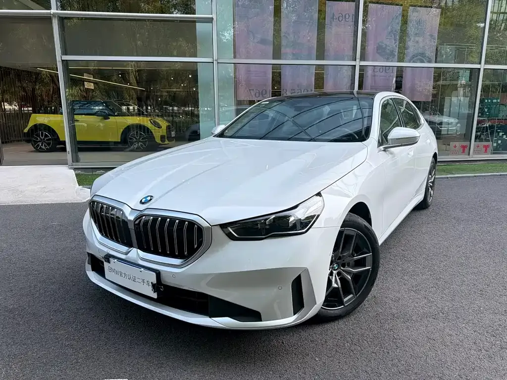 BMW 5 Series — фото 1