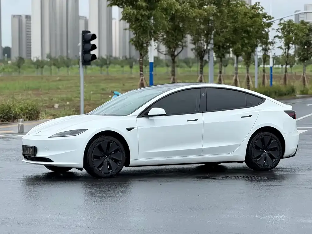 Tesla Model 3 — фото 1