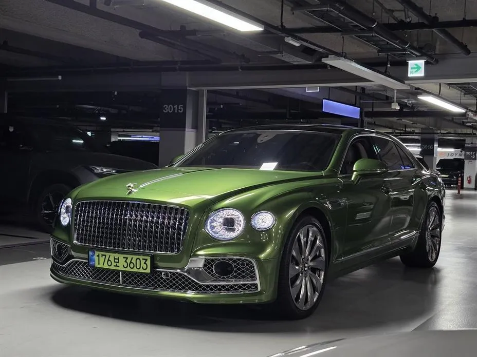 Bentley Flying Spur — фото 1
