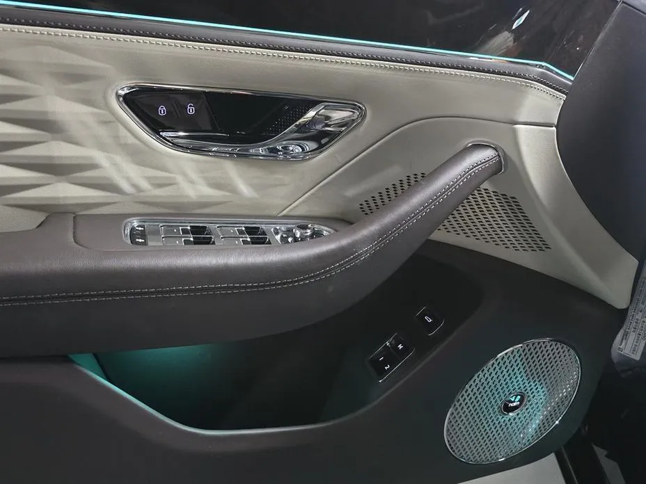 Bentley Flying Spur — фото 3