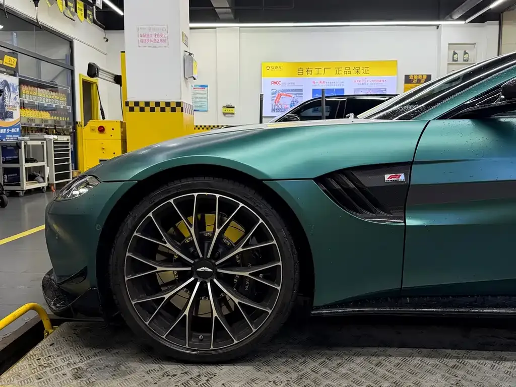 Aston Martin V8 Vantage — фото 10