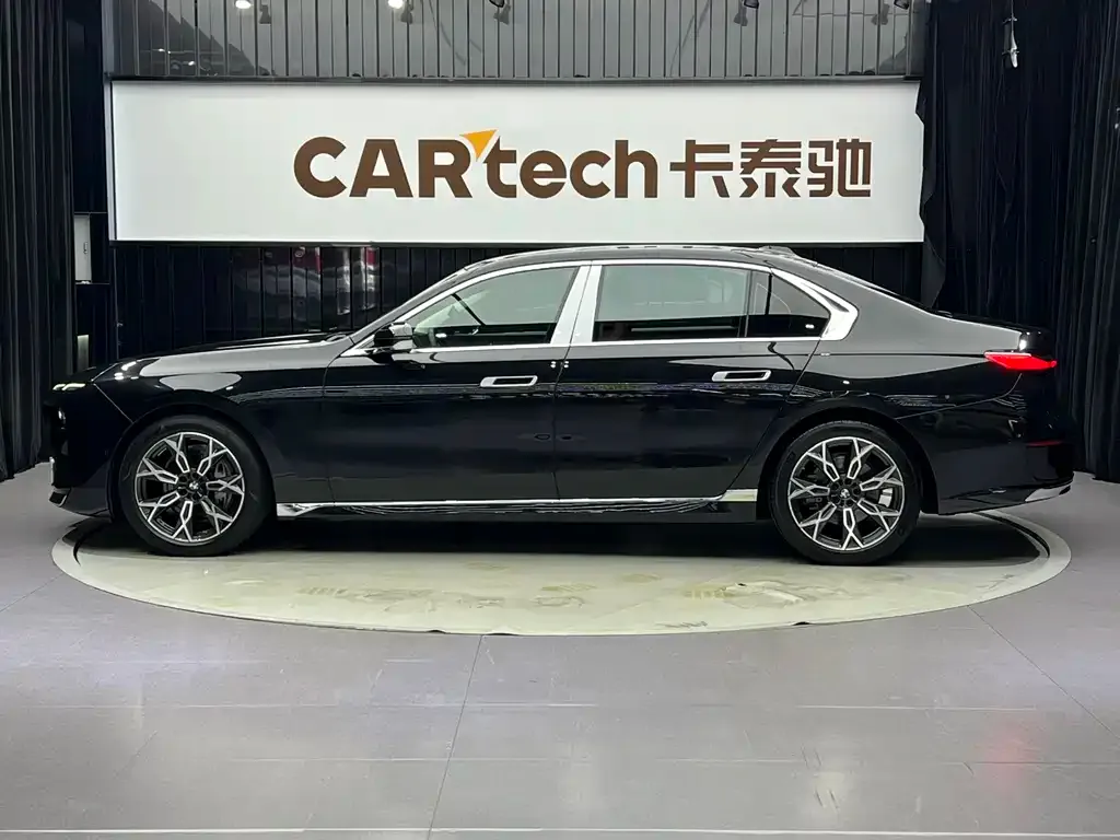 BMW 7 Series — фото 9