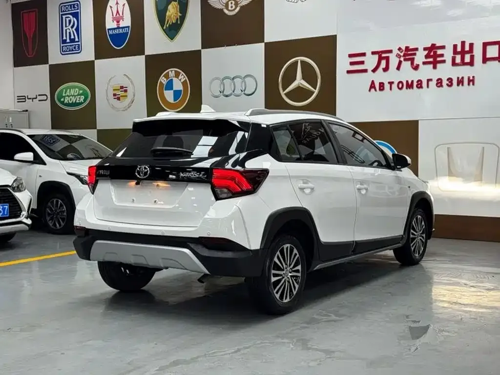 Toyota Yaris L — фото 10