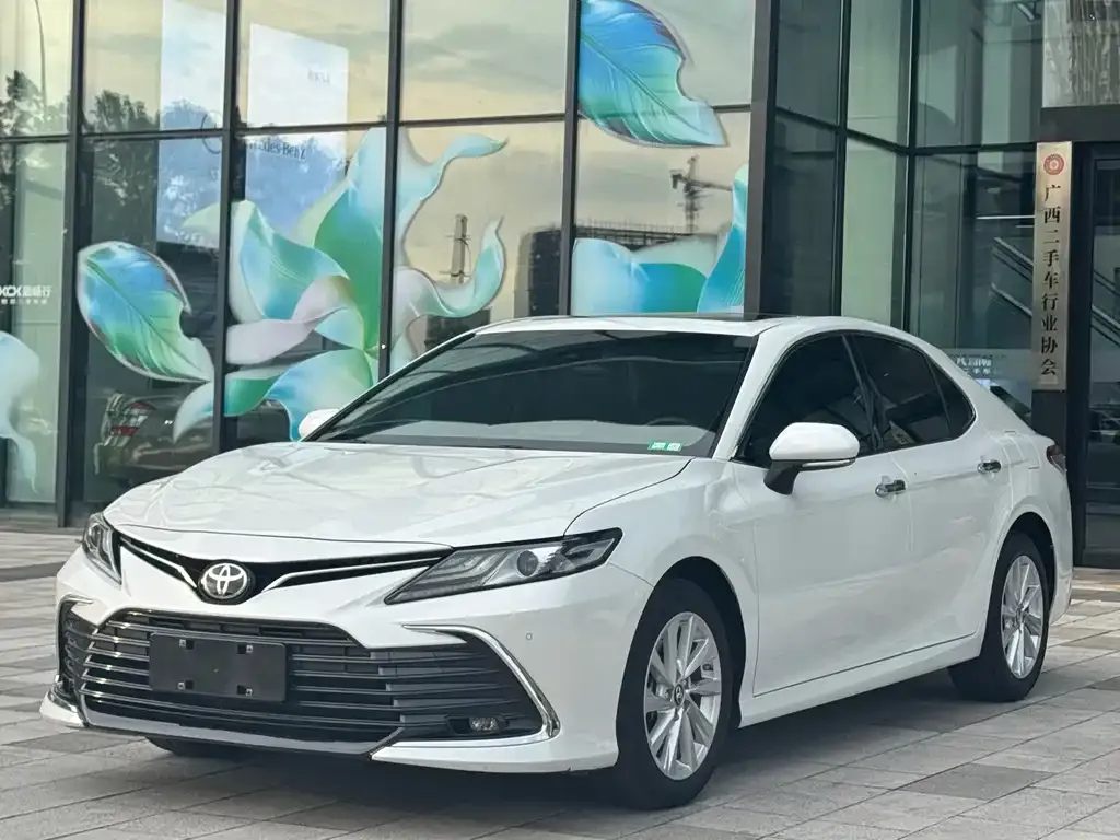 Toyota Camry — фото 1
