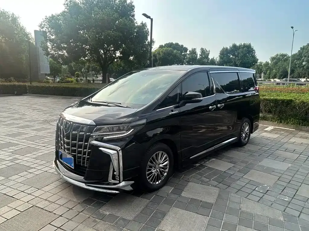 Toyota Alphard — фото 1