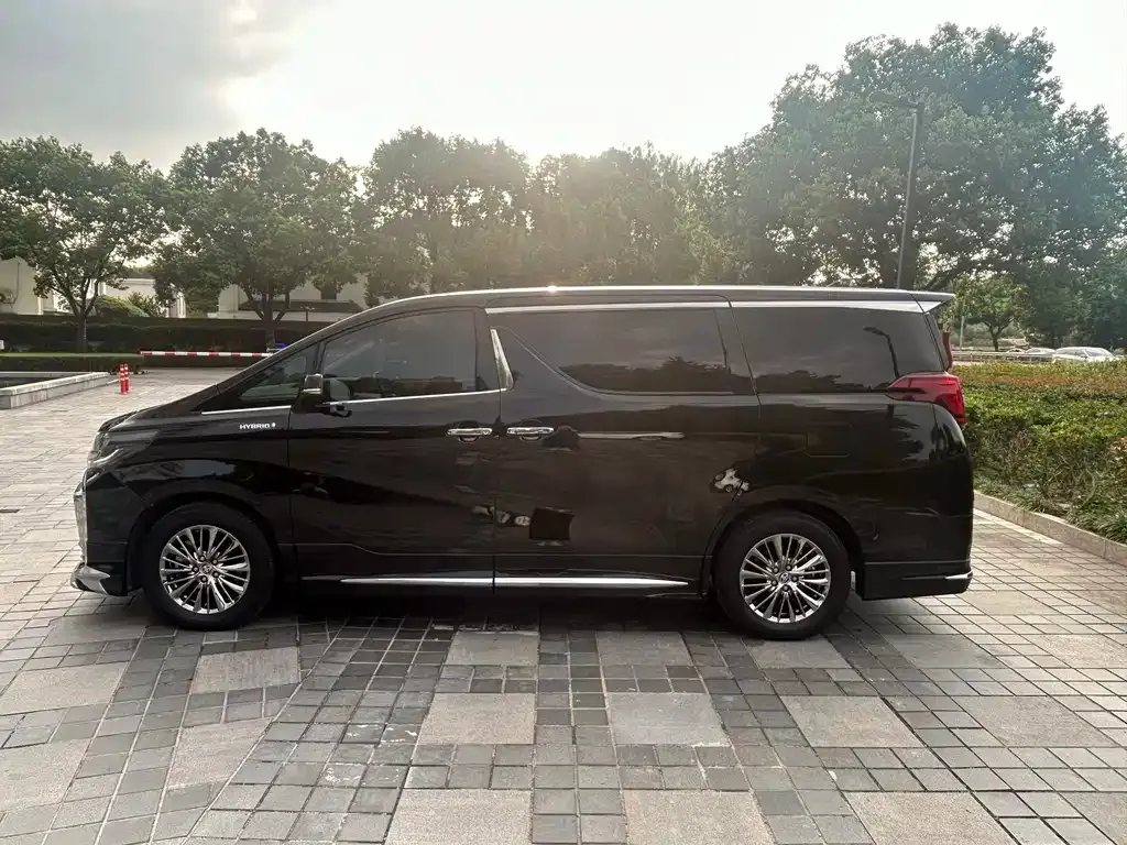 Toyota Alphard — фото 2