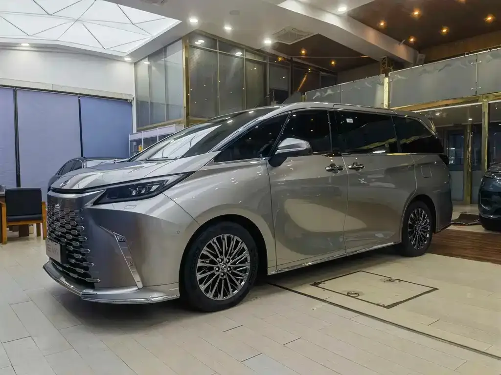 Lexus LM — фото 1