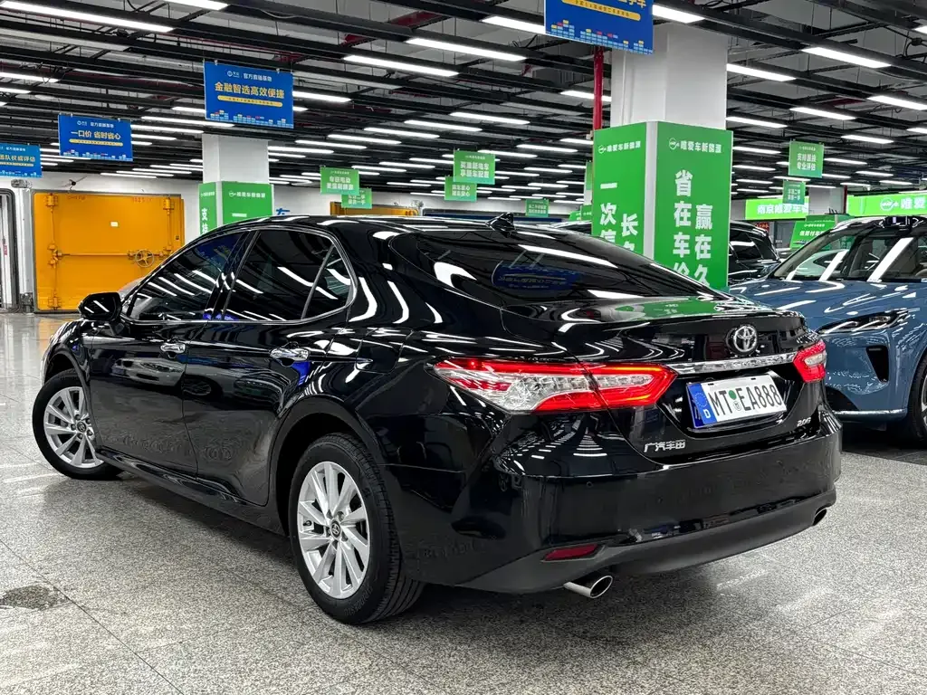 Toyota Camry — фото 10