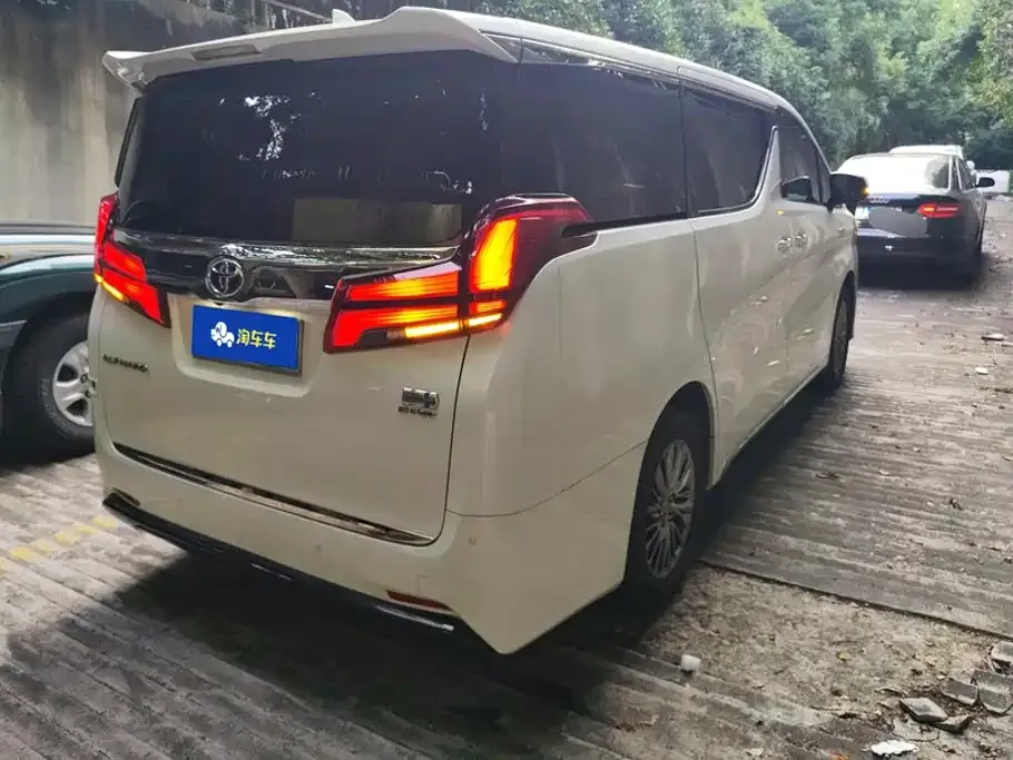Toyota Alphard — фото 9