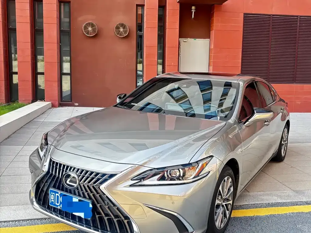 Lexus ES — фото 1