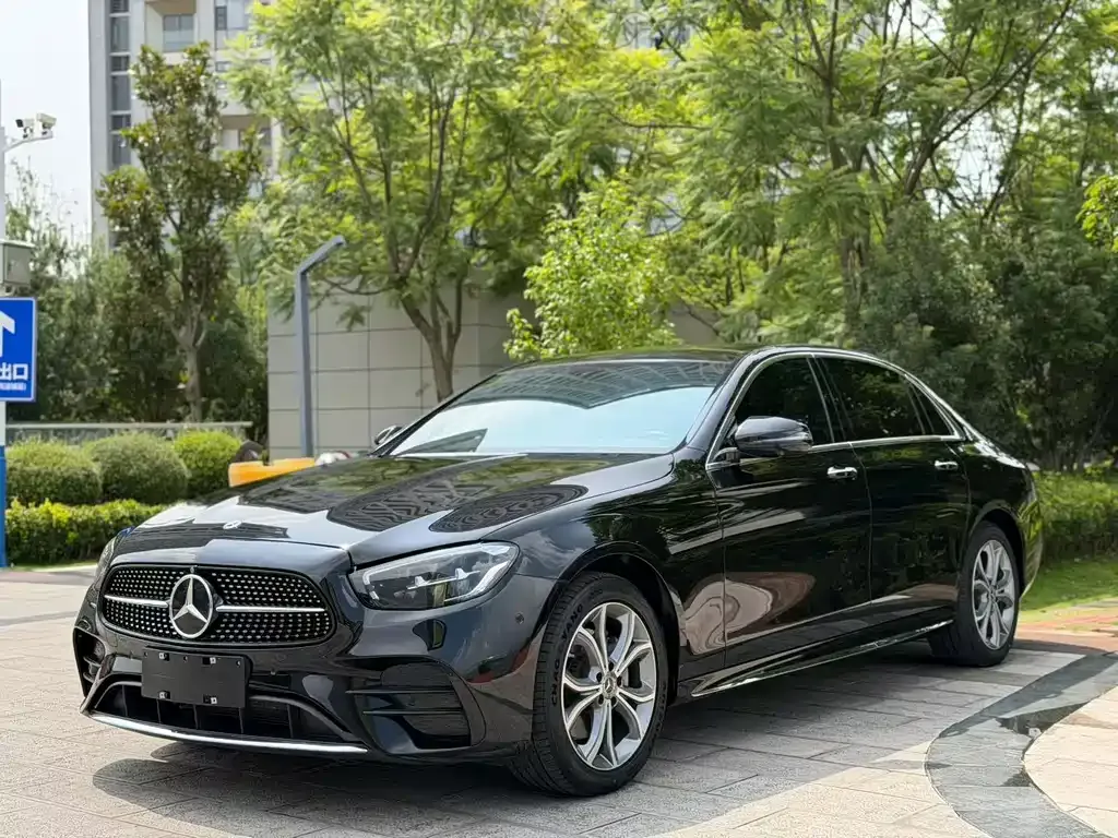 Mercedes-Benz E-Class — фото 1