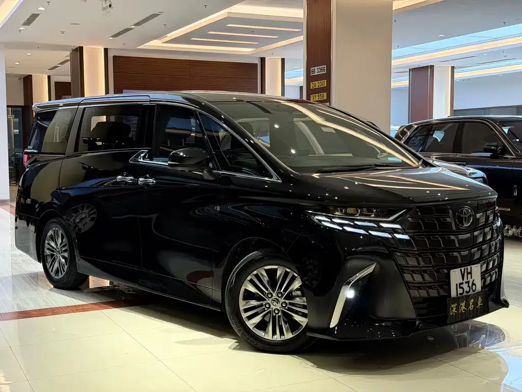 Toyota Alphard — фото 1