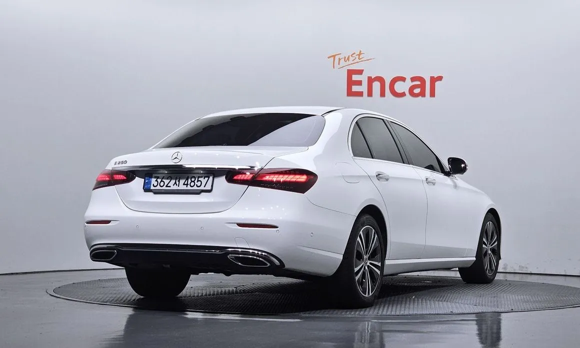 Mercedes-Benz E-Class — фото 4