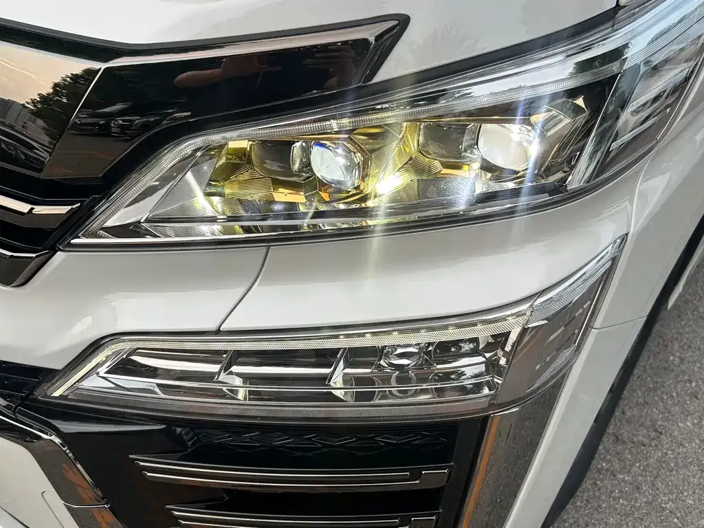 Toyota Vellfire — фото 3