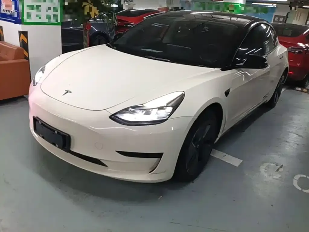 Tesla Model 3 — фото 1
