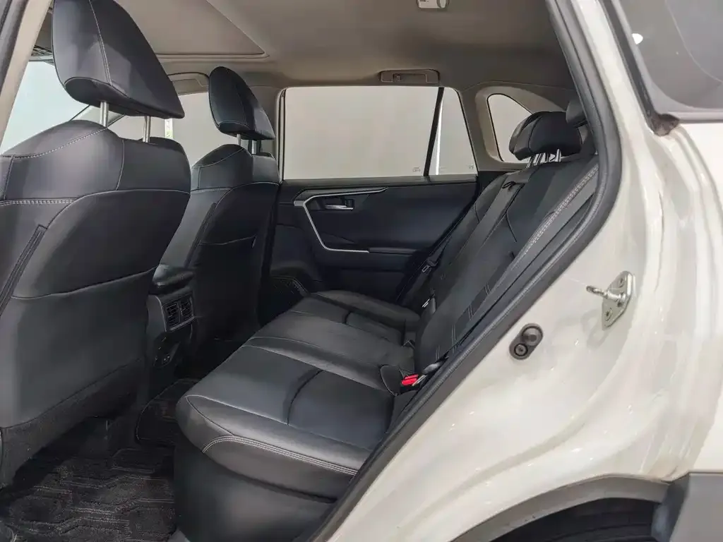 Toyota RAV4 — фото 10