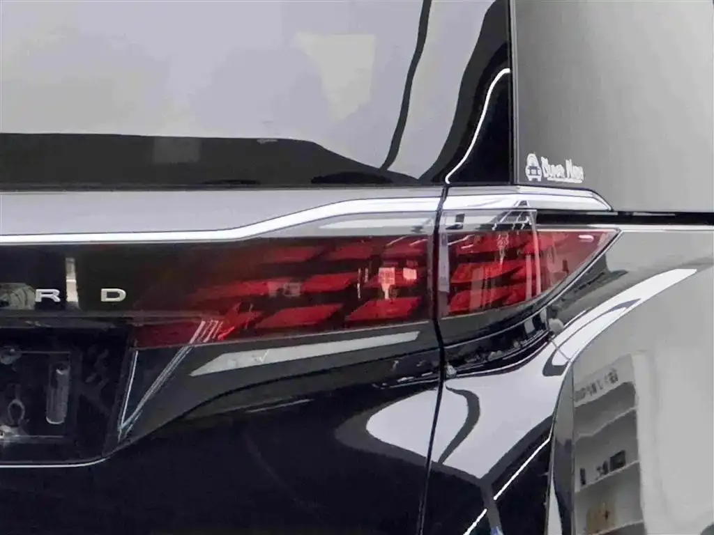 Toyota Alphard — фото 9