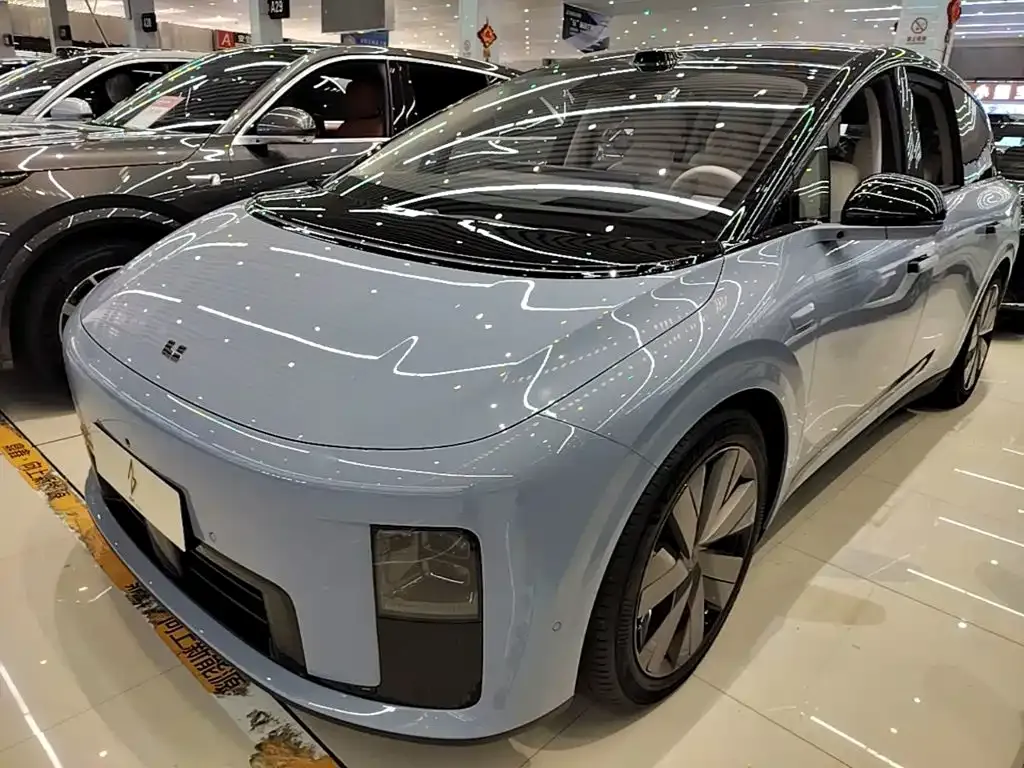 Li Auto i8 — фото 10