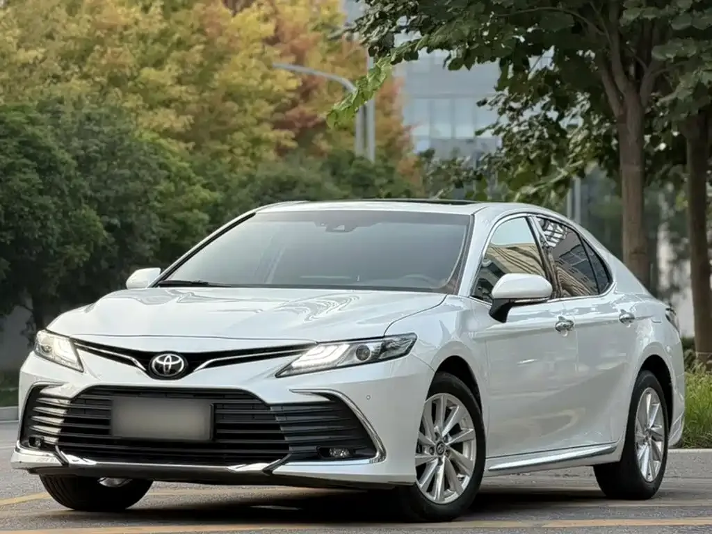 Toyota Camry — фото 1