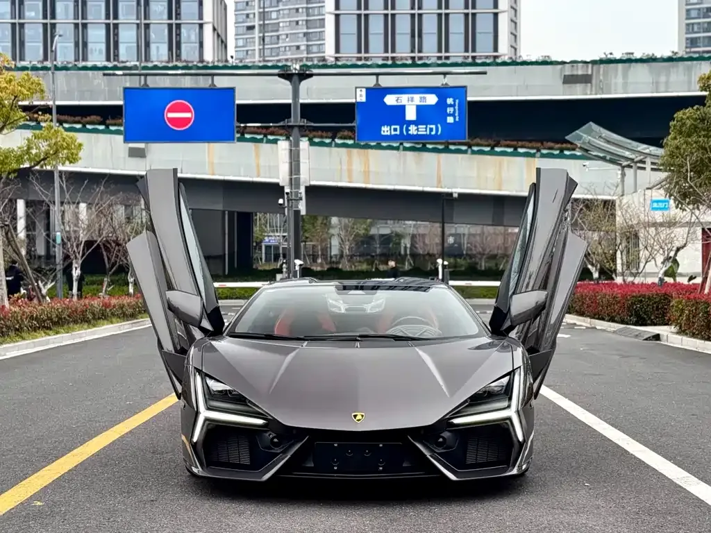 Lamborghini Revuelto — фото 1