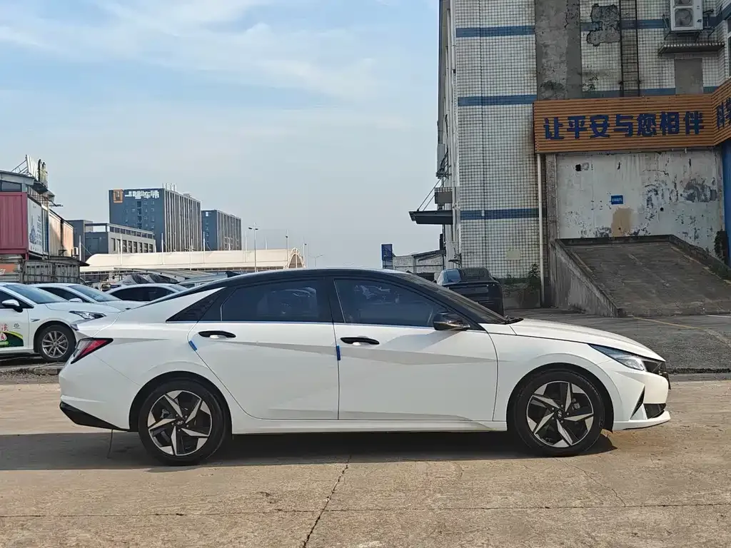 Hyundai Elantra — фото 5