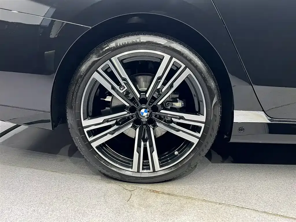 BMW 7 Series — фото 10