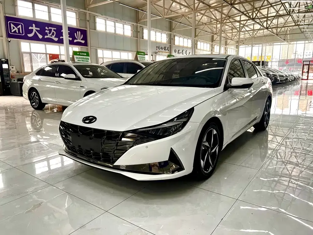 Hyundai Elantra — фото 1