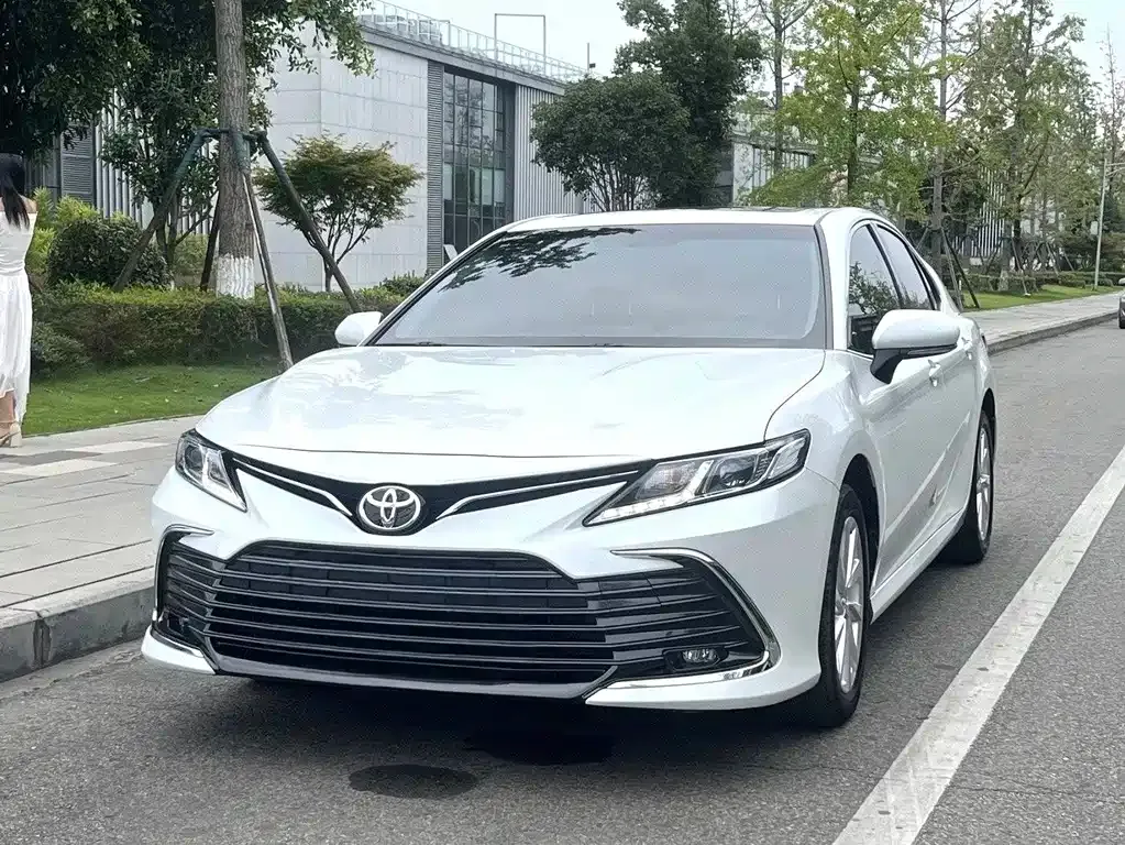 Toyota Camry — фото 1