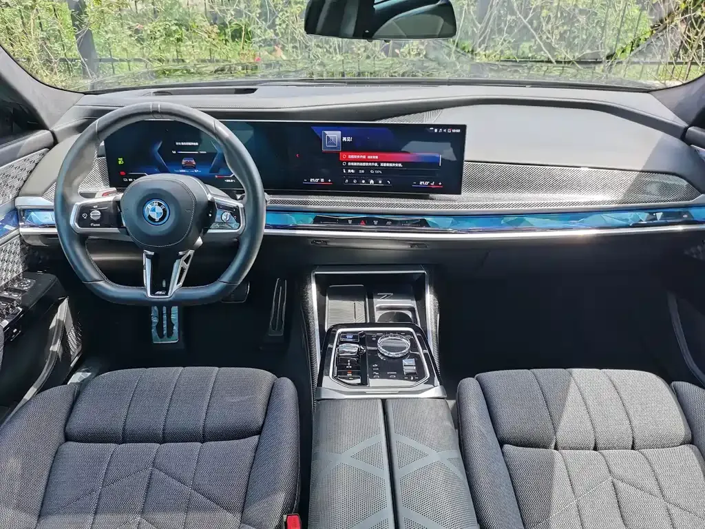 BMW i7 M70L — фото 7