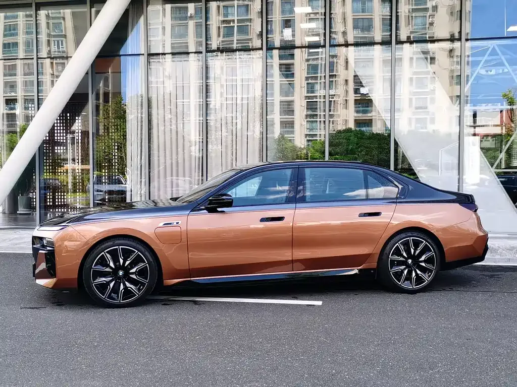 BMW i7 M70L — фото 9