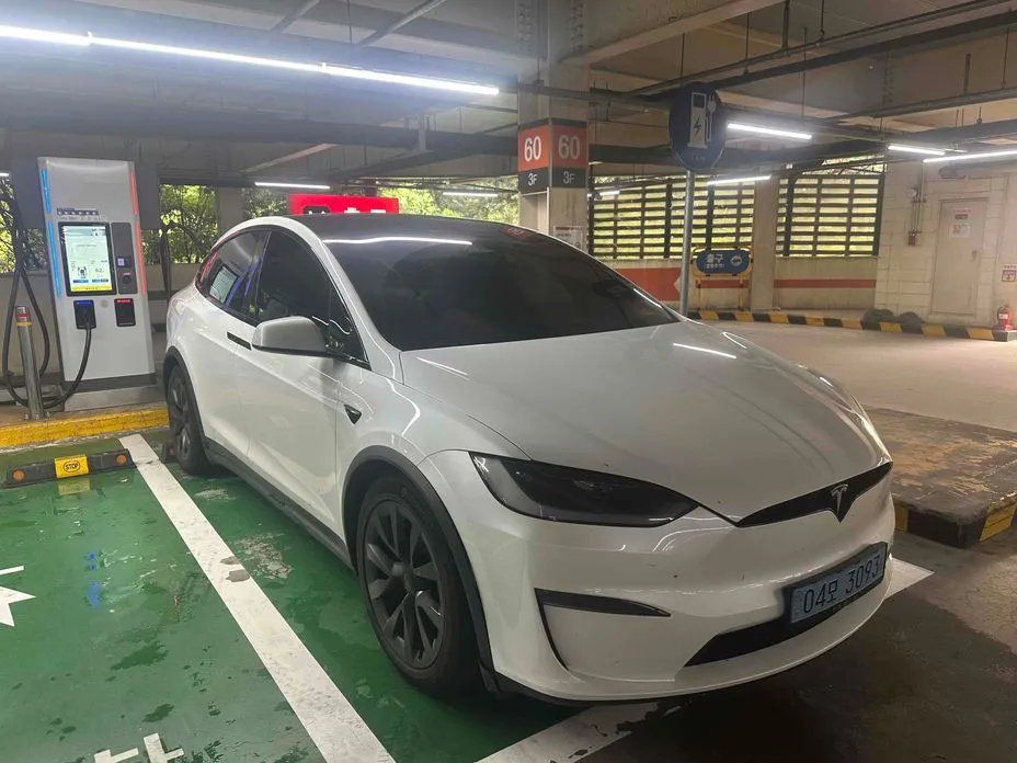 Tesla Model X — фото 1