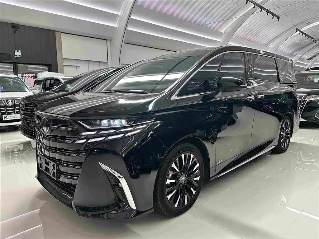 Toyota Alphard — фото 1