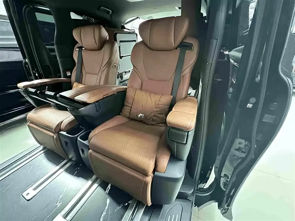 Toyota Alphard — фото 2