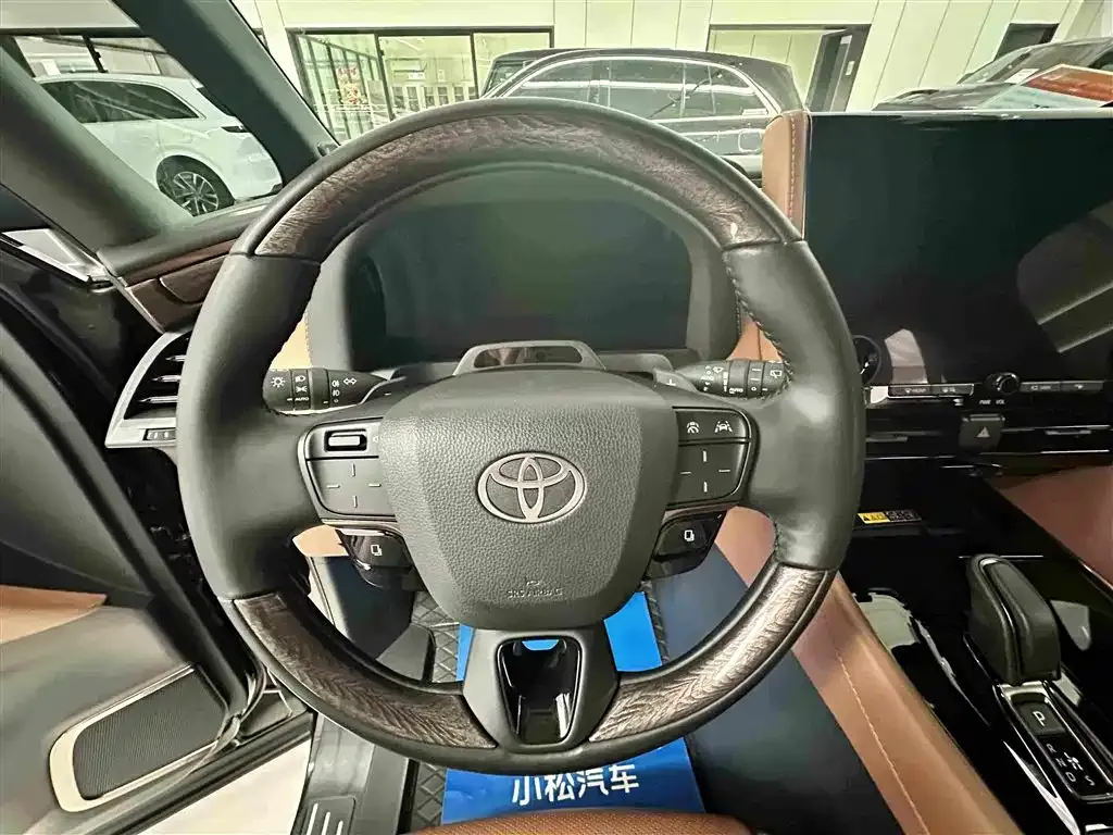 Toyota Alphard — фото 5