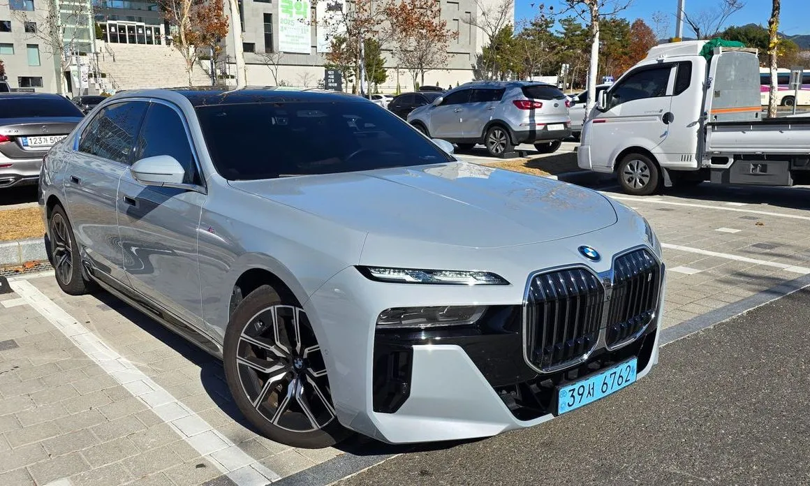 BMW i7 — фото 1